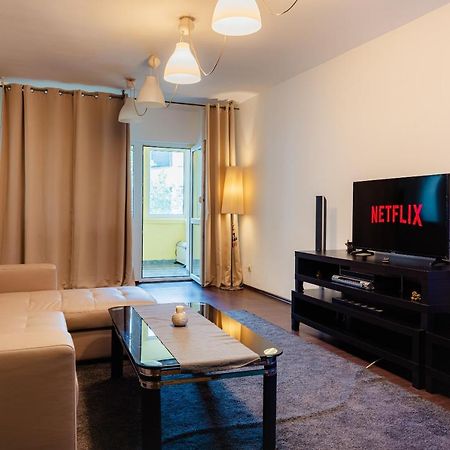 Comfy Apartment With Private Parking And Netflix Bucharest Luaran gambar
