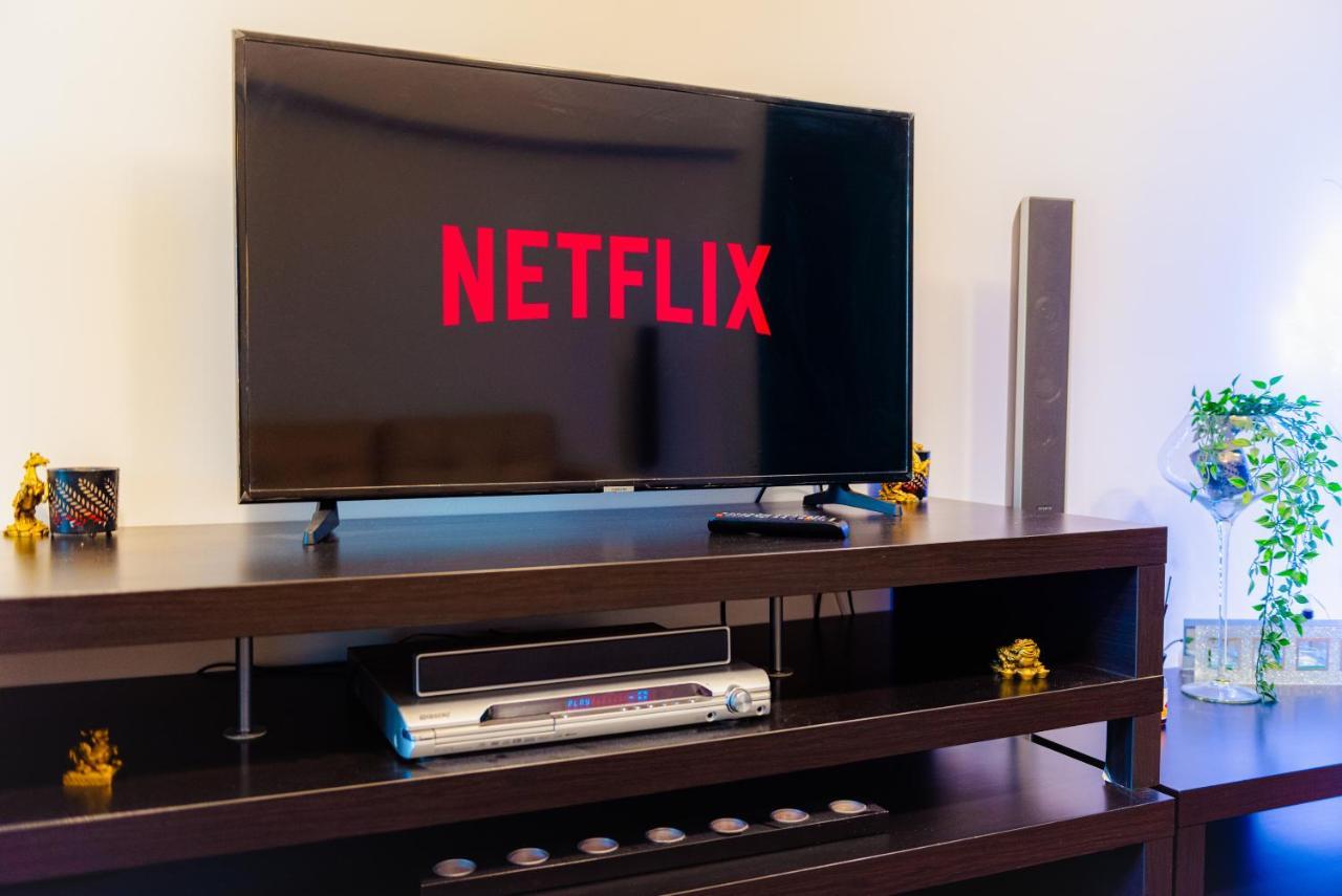 Comfy Apartment With Private Parking And Netflix Bucharest Luaran gambar