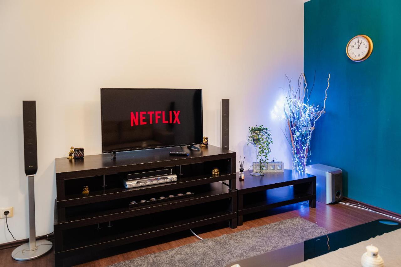 Comfy Apartment With Private Parking And Netflix Bucharest Luaran gambar