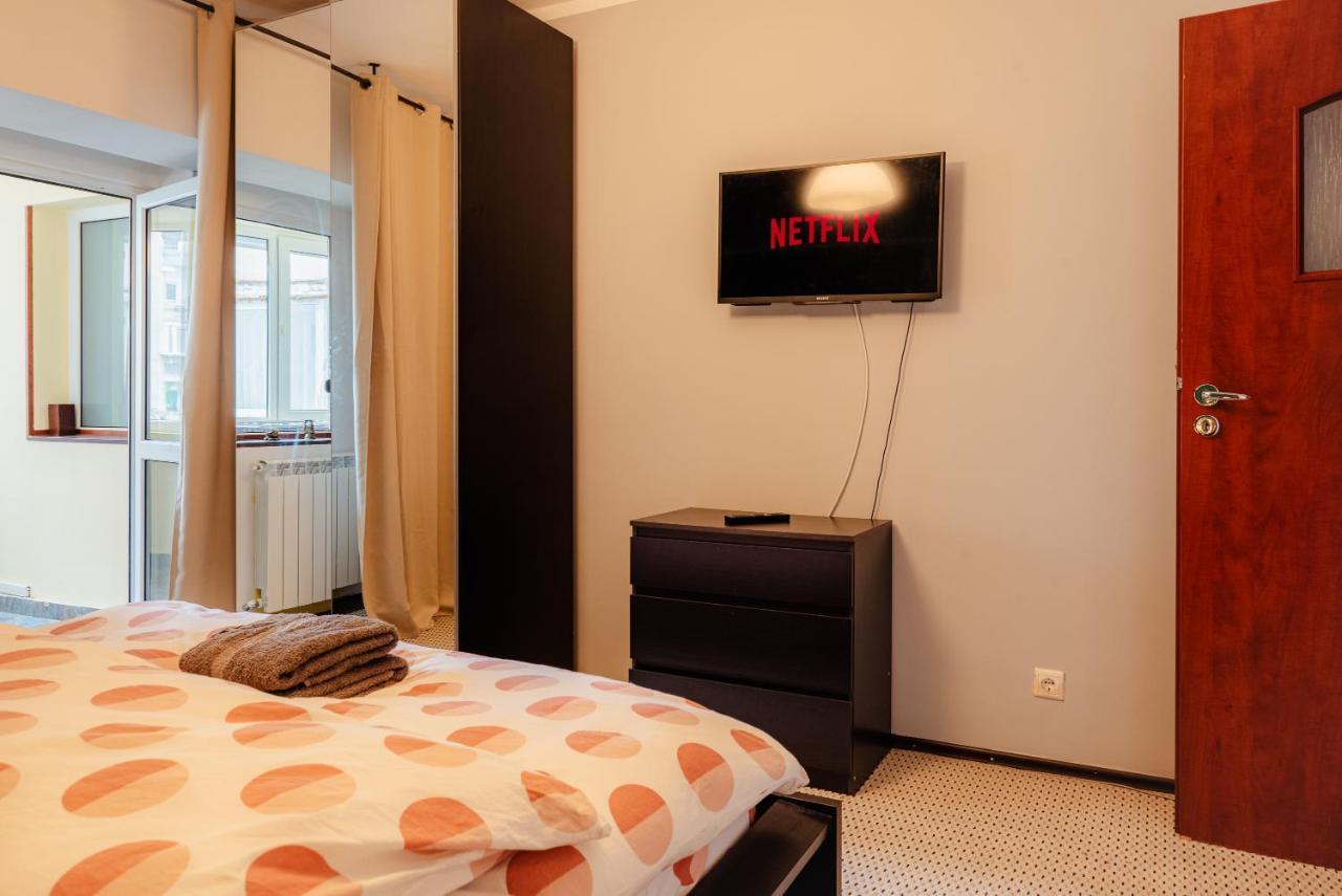 Comfy Apartment With Private Parking And Netflix Bucharest Luaran gambar