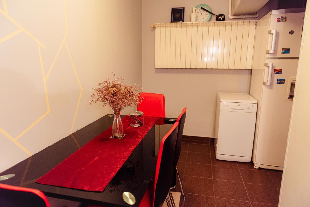 Comfy Apartment With Private Parking And Netflix Bucharest Luaran gambar